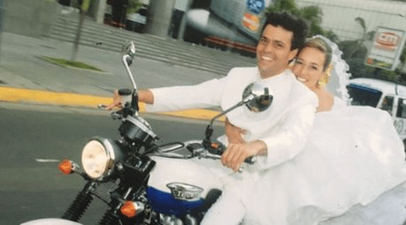 El popular fundador de Voluntad Popular (VP), Leopoldo Lopez en moto con su esposa, Lilian Tintori