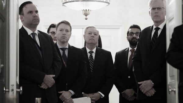 Trump ‘abandonó la lucha’ al verse presionado por el aparato de inteligencia, afirma exfuncionario de su administración