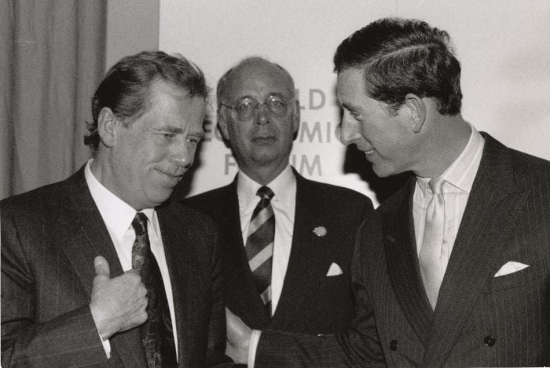 Foto: Vaclav Havel y Klaus Schwab con Su Alteza Real en el Foro Económico Mundial de 1992.
