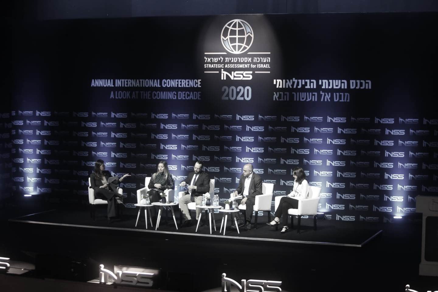 Vera Michlin-Shapir, miembro visitante del King's College, modera un panel en Tel Aviv sobre el futuro de la Siria de la posguerra. Foto | INSS