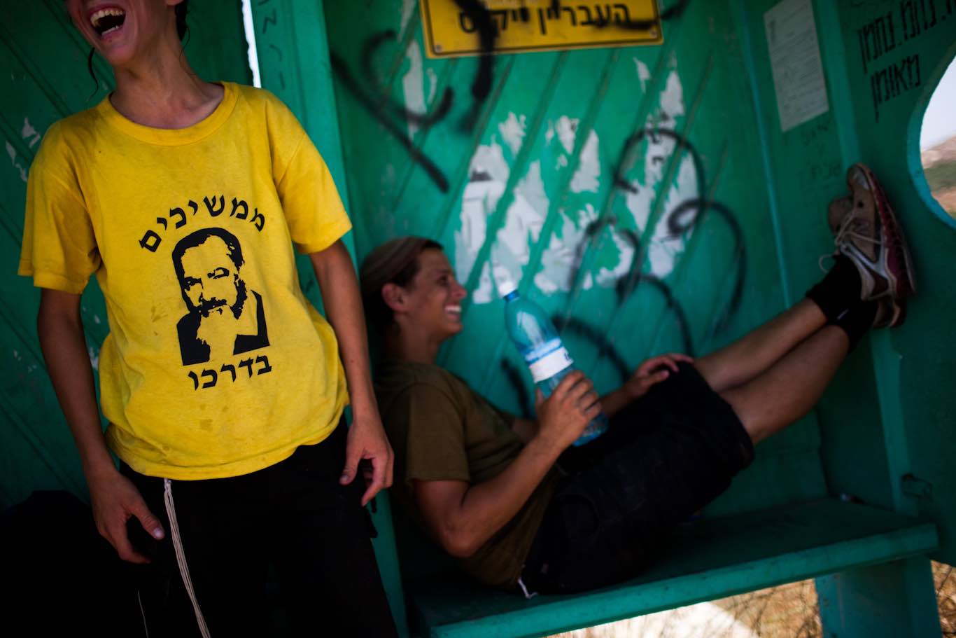 Un colono judío lleva una camiseta con la imagen de Meir Kahane cerca de la ciudad de Ramallah. Bernat Armangue | AP