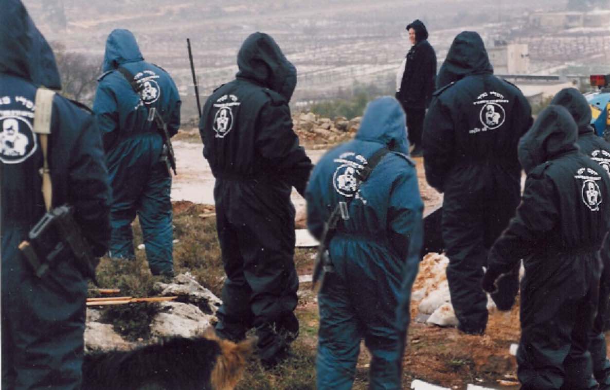 Los miembros armados de Chasdei Meir aparecen vistiendo monos con retratos de Meir Kahane.