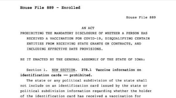 Algunos gobernadores de EEUU firman leyes para prohibir los pasaportes de vacunación y la vacunación obligatoria contra el COVID-19