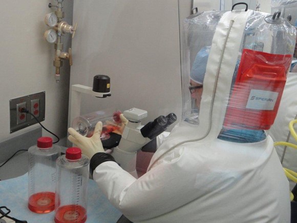 Los científicos diseñan patógenos en el laboratorio del NBACC. Crédito de la foto: NBACC.