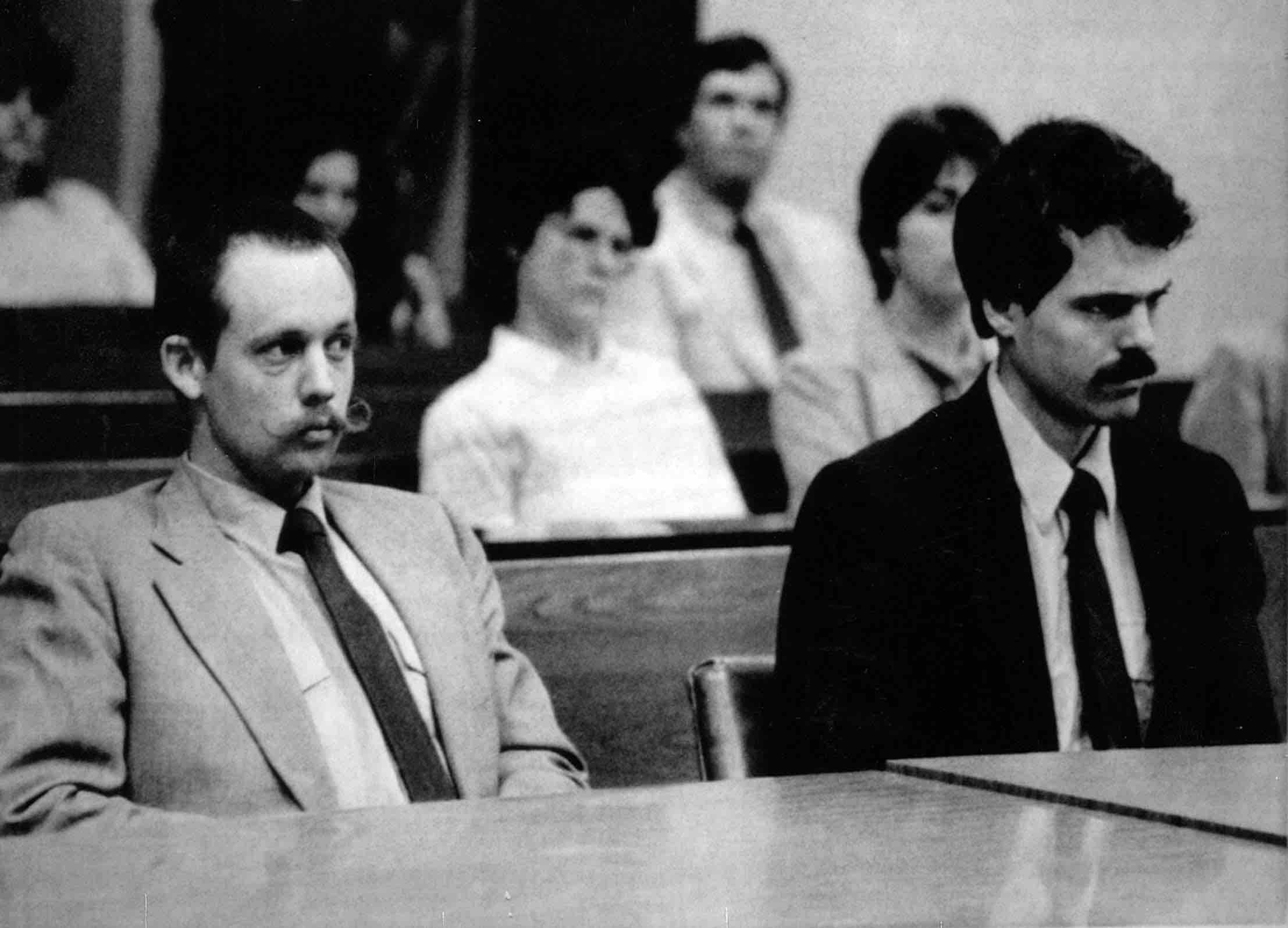 Doug Ammerman y Michael Holwell se sientan en el Tribunal del Condado de León durante una audiencia de fianza relacionada con los cargos de abuso infantil. Crédito | Tallahassee Democrat