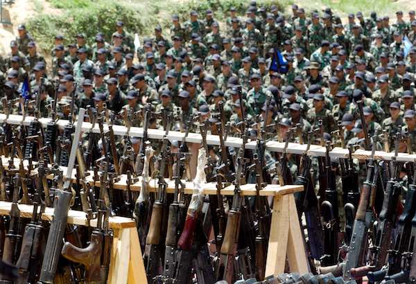 Miembros de las AUC entrenados por Isaeli asisten a una ceremonia de desmovilización en 2005 en Cristales, Colombia. Luis Benavides | AP