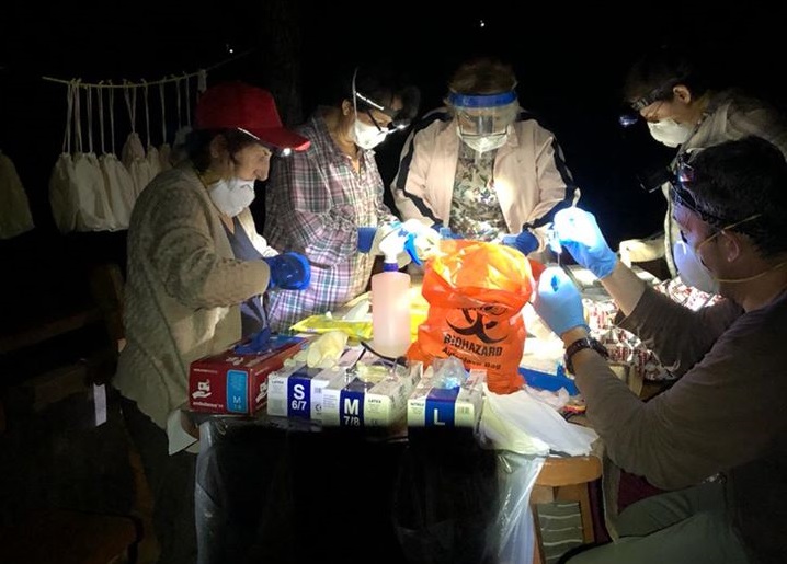 Científicos de Georgia procesando murciélagos capturados por la noche (foto: Facebook, Kendra Phelps, Eco Health Alliance, octubre de 2018)