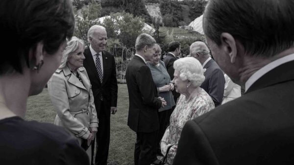 reina de inglaterra con biden