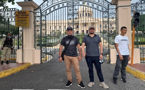 una-foto-de-grosso-a-la-izquierda-junto-con-otros-sospechosos-posando-en-haití-publicada-en-la-página-de-facebook-de-grosso