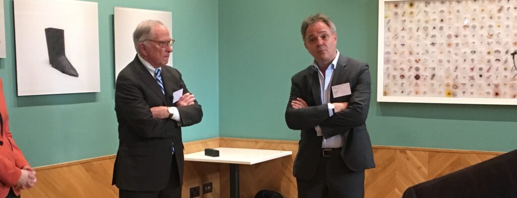 El director del Wellcome Trust, Jeremy Farrar, con el copresidente del NTI, Sam Nunn, que dirigió el ejercicio "Dark Winter" de 2001. Fuente: NTI.com.