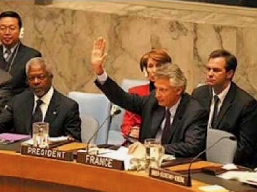 El ministro de Relaciones Exteriores de Francia, Dominique de Villepin, participa en ‎el Consejo de Seguridad de la ONU oponiéndose a la guerra de Estados Unidos contra Irak.