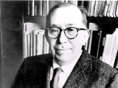 El profesor Leo Strauss había seleccionado varios de sus alumnos judíos ‎para crear un grupo de “hoplitas”, el nombre utilizado para los soldados de Esparta. Leo Strauss ‎enviaba estos “hoplitas” a perturbar los cursos impartidos por sus rivales en la universidad ‎de Chicago. Leo Strauss enseñaba a sus “hoplitas” que es mejor crear una dictadura que ser ‎víctima de un “régimen”.