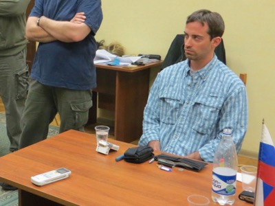 En 2013, el FSB detuvo al tercer secretario de la embajada de Estados Unidos en Moscú, Ryan C. Fogle. El “diplomático” Fogle era en realidad miembro de las fuerzas especiales secretas del Pentágono y fue sorprendido in fraganti cuando intentaba reclutar un espía dentro de la Dirección Antiterrorista del Cáucaso. En el momento de su detención, Fogle estaba en posesión de medios técnicos que le permitían modificar su apariencia física y hasta sus huellas digitales.