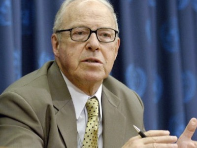 A pesar de las amenazas, el presidente de la Comisión de Control e Inspección de la ONU, Hans Blix, se niega a confirmar que Irak tuviese armas de destrucción masiva en 2003, argumento que el presidente George Bush hijo agitaba para justificar la guerra de Estados Unidos contra Irak.