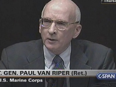 Resueltamente contrario al dúo Rumsfeld-Cebrowski, el general Paul Van Riper –ya retirado– dirigió las “fuerzas rojas” que representaban a Irak en una simulación de la agresión contra ese país… y logró provocar daños que habrían costado al menos 20 000 hombres a Estados Unidos. Así que el Pentágono optó por sobornar a los generales del presidente Saddam Hussein antes de arremeter contra Irak.