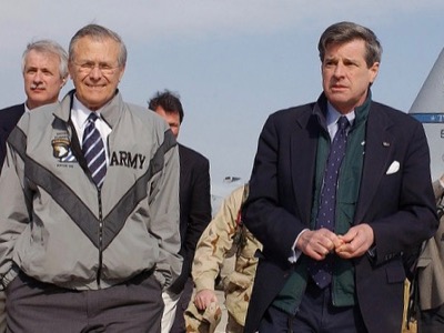 Donald Rumsfeld (a la izquierda en la foto) pone el Irak conquistado por las tropas estadounidenses ‎en manos de Paul Bremer III (a la derecha), ayudante privado del ex secretario de Estado Henry Kissinger. ‎Paul Bremer encabeza así una entidad pomposamente denominada “Autoridad Provisional de ‎la Coalición”, que en realidad es una compañía privada. Hoy en día aún se ignora quiénes ‎fueron los beneficiarios de esa operación.