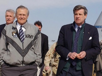 Donald Rumsfeld (a la izquierda en la foto) pone el Irak conquistado por las tropas estadounidenses en manos de Paul Bremer III (a la derecha), ayudante privado del ex secretario de Estado Henry Kissinger. Paul Bremer encabeza así una entidad pomposamente denominada “Autoridad Provisional de la Coalición”, que en realidad es una compañía privada. Hoy en día aún se ignora quiénes fueron los beneficiarios de esa operación.