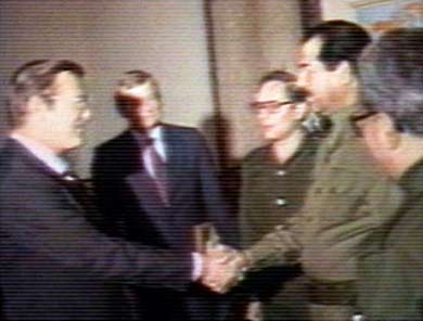 Donald Rumsfeld –a quien vemos en esta foto estrechando la mano al presidente iraquí Saddam Hussein– sabía que Irak tenía armas químicas… porque él mismo se las había vendido para que las usara contra Irán. Pero todas habían sido utilizadas durante la guerra entre esos dos países.