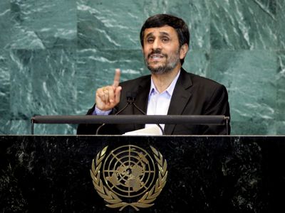 Desde la tribuna de la Asamblea General de la ONU, el presidente ‎iraní ‎Mahmud Ahmadineyad explicó que, al ser utilizados como pretexto para justificar ‎guerras, ‎los hechos del 11 de septiembre de 2001 dejaban de ser una cuestión interna ‎de ‎Estados Unidos y exigió la apertura de una investigación internacional para aclarar qué ‎sucedió ‎realmente aquel día.