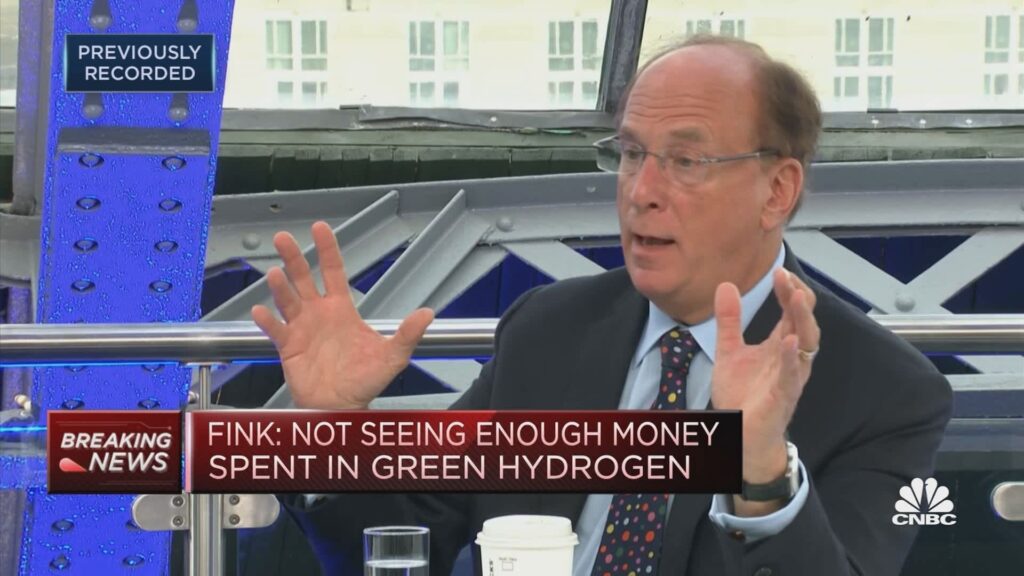 El consejero delegado de BlackRock y director de GFANZ, Larry Fink, habla con la CNBC durante la COP26. Fuente: CNBC.