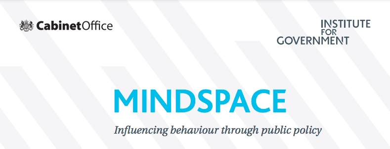 MINDSPACE: “Influir en el comportamiento a través de las políticas públicas”. MINDSPACE es un marco que se centra en nueve fuerzas que impulsan el comportamiento en diversos contextos para su uso en la elaboración de políticas. MINDSPACE no es una alternativa a los métodos actuales de elaboración de políticas, sino que los complementa para integrar la ciencia del comportamiento en el proceso. Los creadores del marco reconocen que el público determina el uso de estas herramientas de cambio de comportamiento. MINDSPACE se ha apoyado en investigaciones de campo y de laboratorio de la economía y la psicología del comportamiento. Se cree que los nueve efectos tienen una importancia más sólida en los procesos automáticos de juicio e influyen.