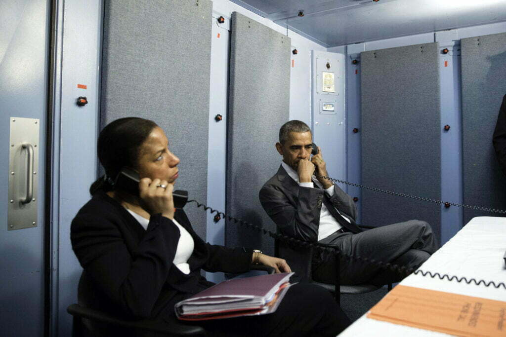 El presidente Barack Obama y la consejera de Seguridad Nacional, Susan E. Rice, hablan por teléfono con la consejera de Seguridad Nacional, Lisa Mónaco, en relación con un atentado terrorista en Bruselas (Bélgica), en marzo de 2016. Fuente: Flickr
