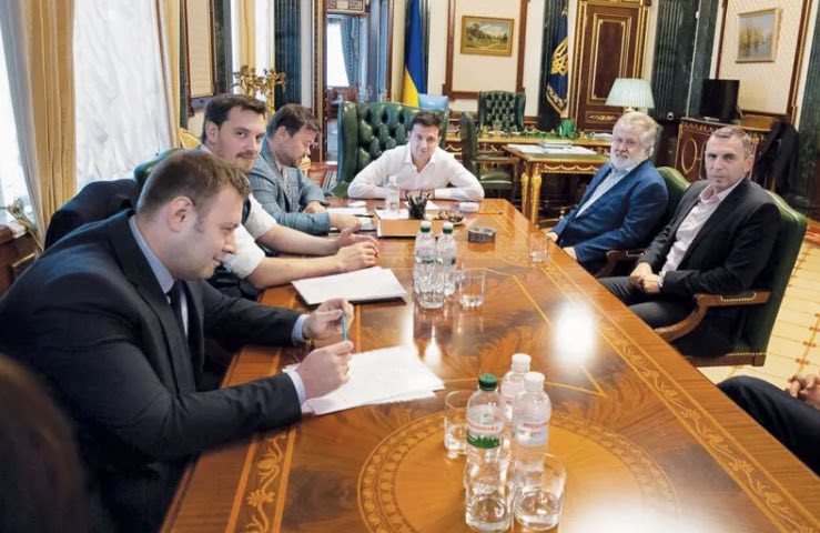 Presidente Volodymyr Zelensky (C) con Ihor Kolomoisky, Sept. 10, 2019