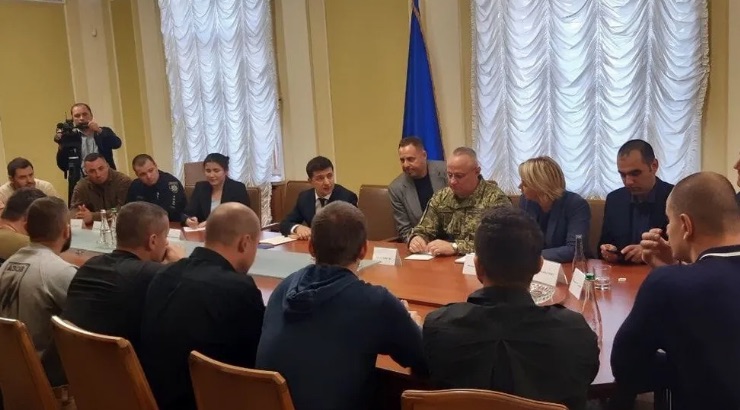 Zelensky con Yehven Karas y Dmytro Shatrovsky, un lider de los paramilitares de Azov