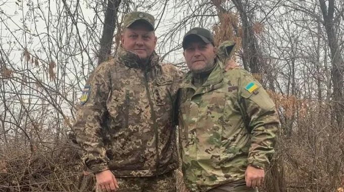 Dmytro Yarosh posa con el Comandante en Jefe de las Fuerzas Armadas de Ucrania
