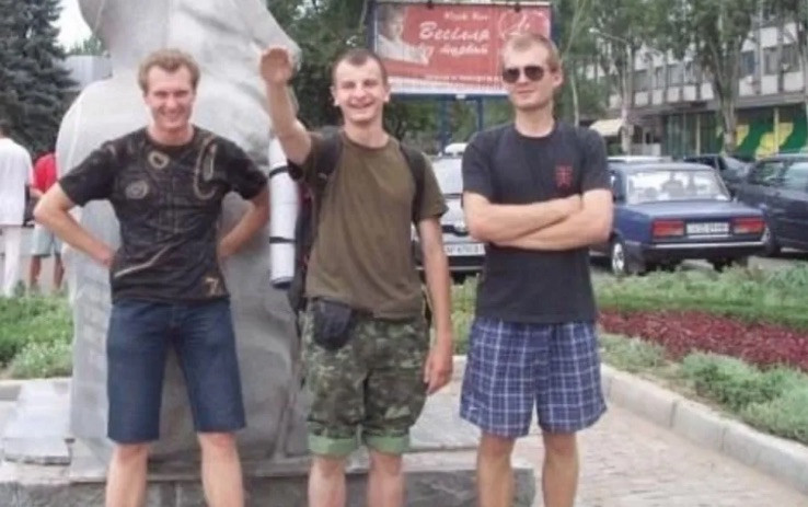 Yevhen Karas haciendo el saludo nazi.