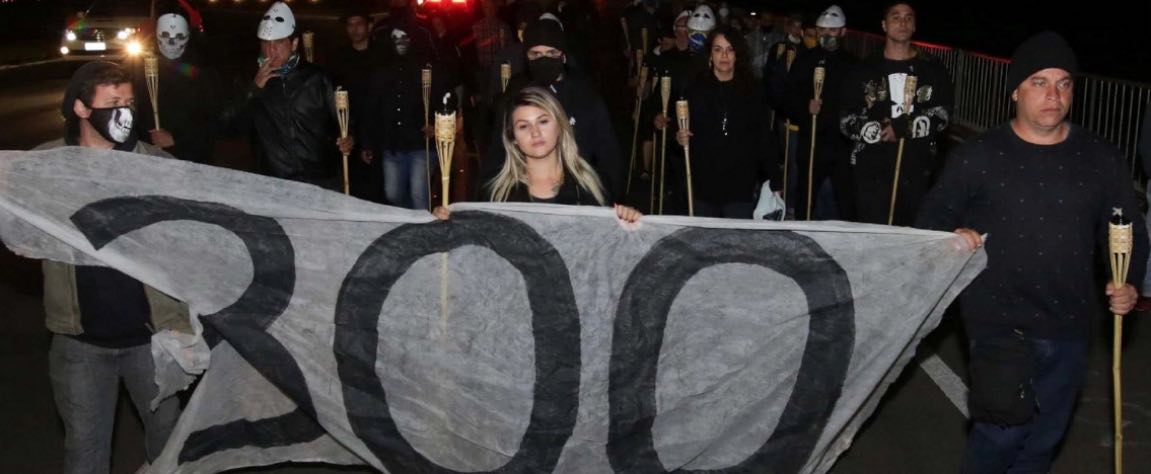 Sara Giromini AKA Winter, encabezando una protesta frente al Tribunal Supremo.