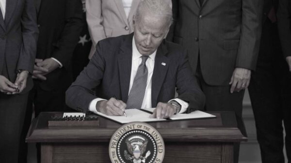 Biden firma una orden ejecutiva para evaluar los riesgos y beneficios de la creación de un dólar digital del banco central