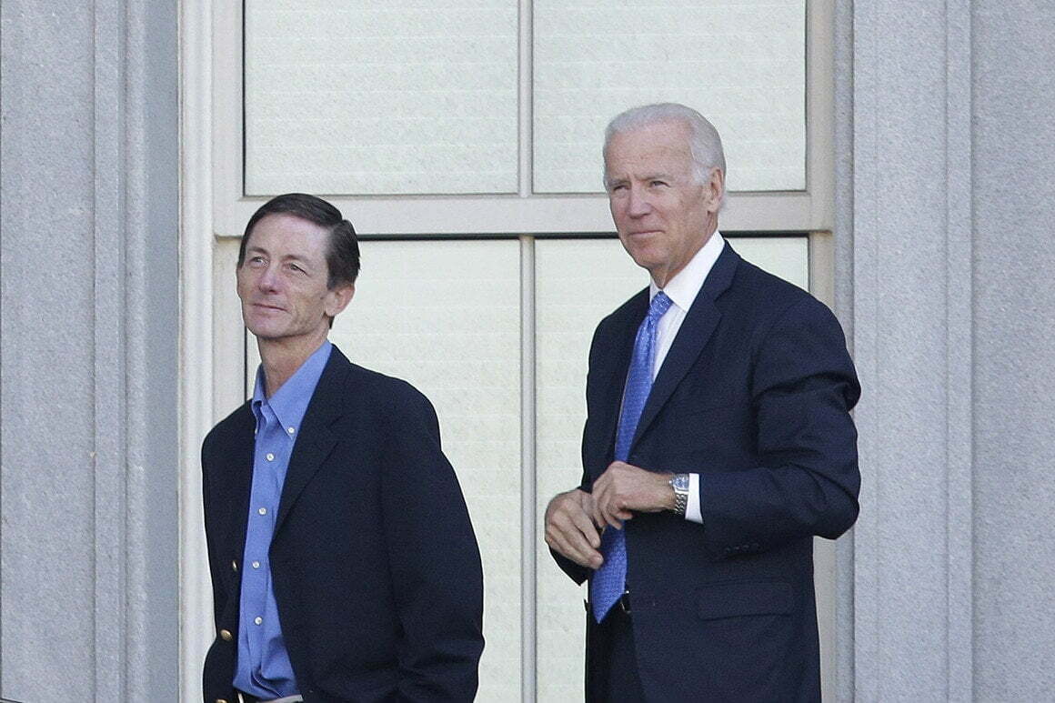 El entonces vicepresidente Joe Biden y Bruce Reed en un balcón del antiguo edificio de oficinas ejecutivas del complejo de la Casa Blanca en 2013. Fuente: The Spokesman Review
