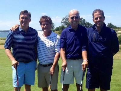 De izquierda a derecha: David Archer y su esposa con Joe Biden y su hijo Hunter Biden en ‎un terreno de golf. ‎ Fuente: Fox News