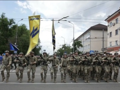 El batallón nazi Azov entra en Mariupol (sureste de Ucrania) en agosto de 2020.