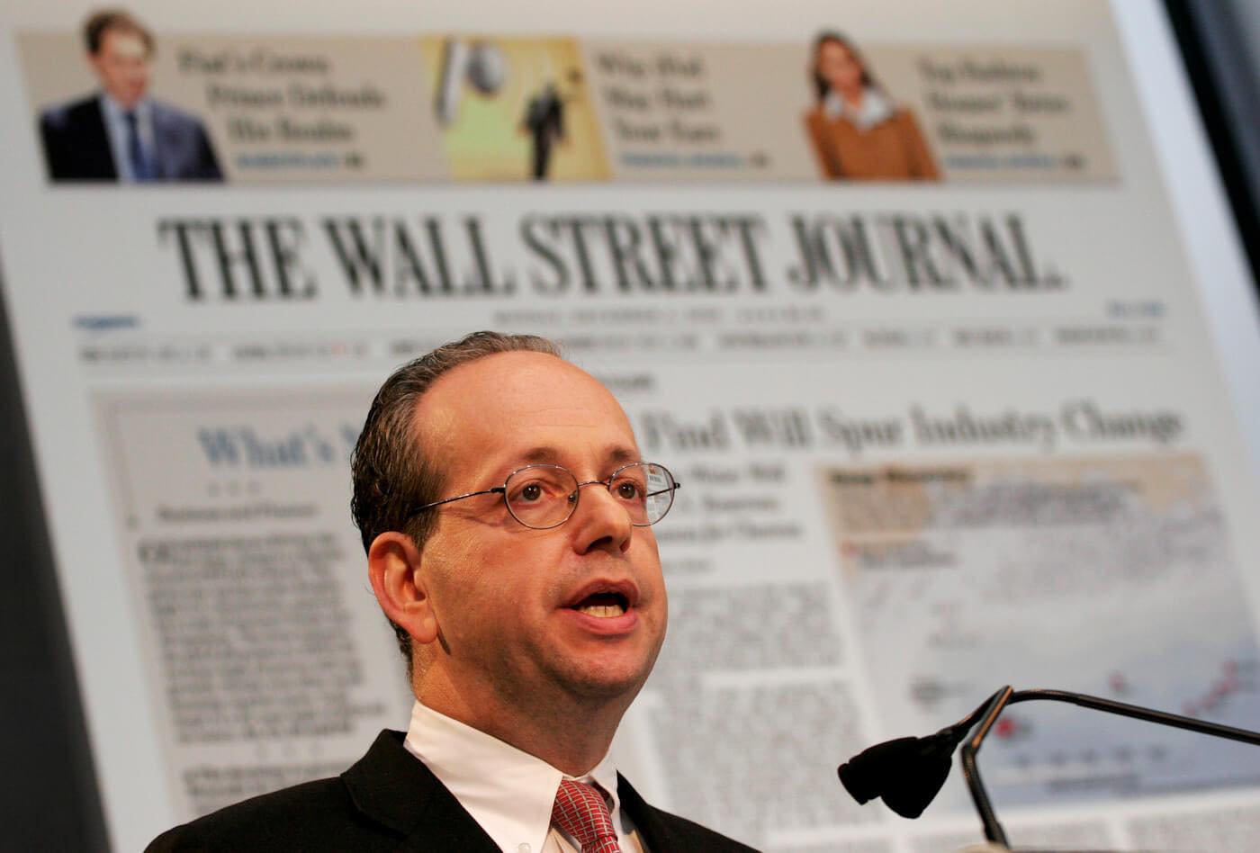 L. Gordon Crovitz, entonces editor de The Wall Street Journal, presenta el rediseño del periódico, el 4 de diciembre de 2006 en Nueva York. Mark Lennihan | AP