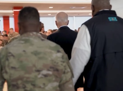 El 25 de marzo, el presidente Joe Biden llega al comedor de la 82 División Aerotransportada en Rzeszow (Polonia). Durante el encuentro, Biden felicitó abiertamente a los soldados estadounidenses por su actividad de años en Ucrania.