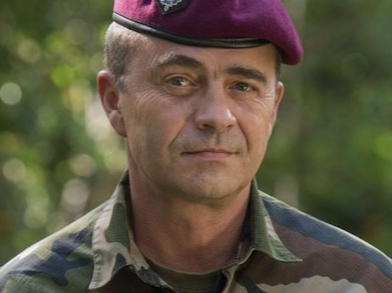 El general Eric Vidaud acaba de ser destituido de su cargo como director de la inteligencia militar francesa, pero no por haber cometido alguna falta sino porque los militares franceses enviados en secreto a Ucrania a “trabajar” con el regimiento Azov no supieron describir la situación. Sus predecesores le han manifestado su solidaridad.