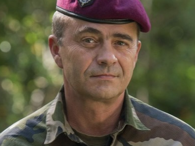 El general Eric Vidaud acaba de ser destituido de su cargo como director ‎de la inteligencia militar francesa, pero no por haber cometido alguna falta sino porque los ‎militares franceses enviados en secreto a Ucrania a “trabajar” con el regimiento Azov ‎no supieron describir la situación. Sus predecesores le han manifestado su solidaridad.