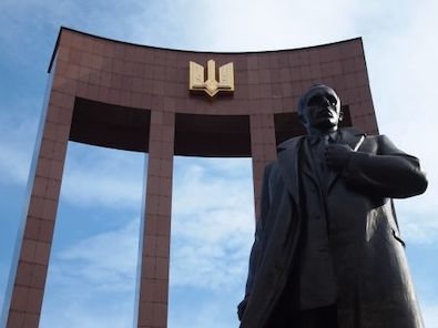 En Estambul, Rusia planteó entre sus exigencias a Kiev la ‎eliminación del monumento erigido en Lviv que glorifica a Stepan Bandera, el jefe de los ‎ucranianos que colaboraron con la ocupación nazi durante la Segunda Guerra Mundial.