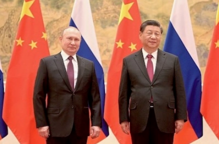 Los presidentes de Rusia y China, Vladimir Putin y Xi Jinping, firmaron, el 4 de febrero, una ‎declaración común donde presentan su concepción del desarrollo económico duradero. ‎Un día después de la entrada del ejército ruso en Ucrania, los dos líderes confirmaron ‎por teléfono que la reacción de Estados Unidos no modificará la alianza entre Rusia y China.
