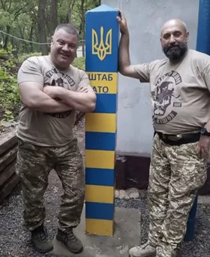 Vasily Prozorov (izquierda) trabajando en la zona de la operación antiterrorista en la región de Donetsk con el coronel Sergey Krivonos. [Fuente: mirror.co.uk]