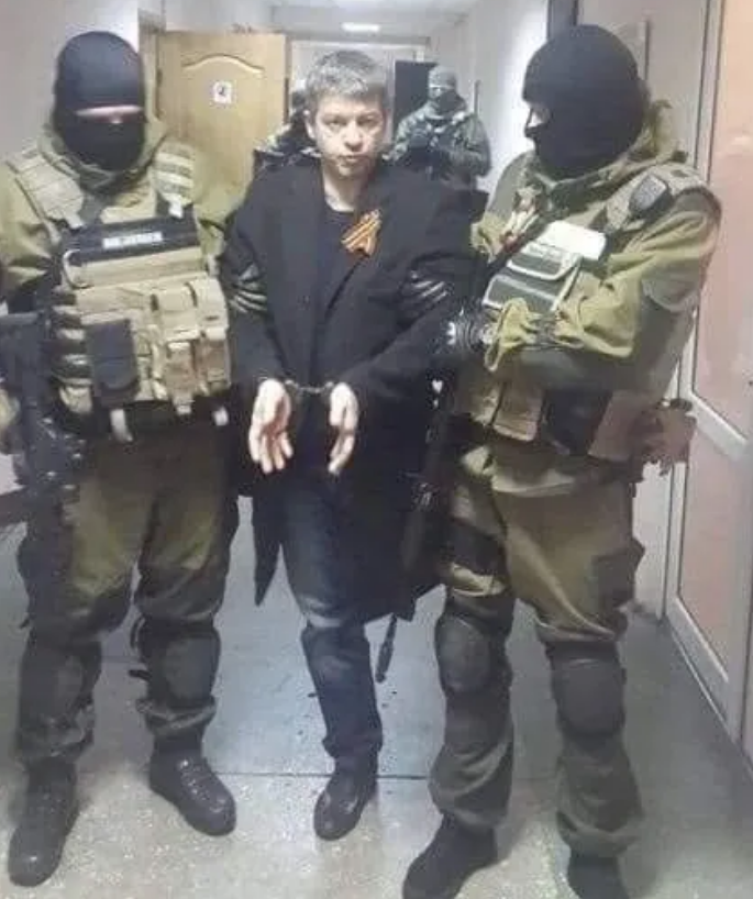 Oleg Novikov bajo arresto. [Fuente: thegrayzone.com]