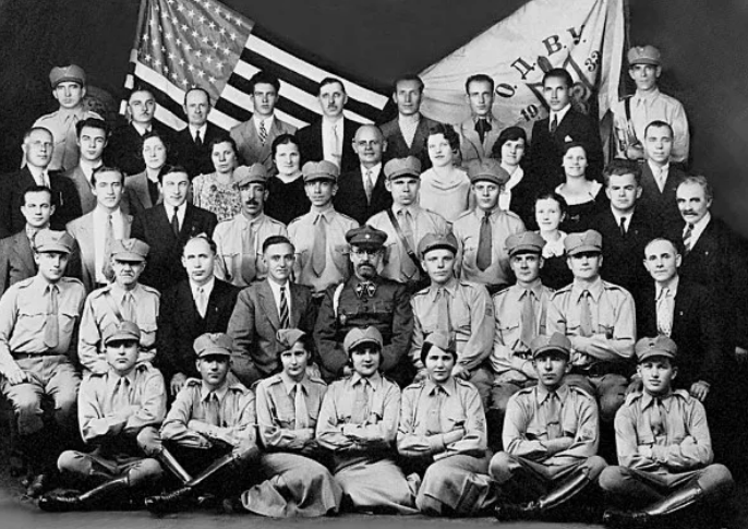 Una rama de la Organización de Nacionalistas Ucranianos posa para una foto con partidarios estadounidenses a principios de la década de 1930. [Fuente: encyclopediaofukraine.com].