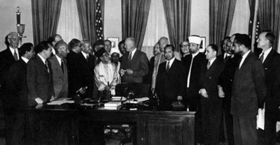 El 23 de septiembre de 1953, el presidente Eisenhower recibía una ‎delegación de la Hermandad Musulmana en la Casa Blanca. A partir de ese momento, esa ‎organización terroristas dispone del respaldo de la CIA.