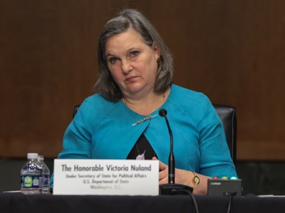 Victoria Nuland no conoció personalmente a Leo Strauss. Pero el pensamiento de Leo Strauss llegó a ella a través de su esposo, Robert Kagan. Este matrimonio –Victoria Nuland y Robert Kagan– fundó el Proyecto para el Nuevo Siglo Americano (PNAC, siglas en inglés), el “think tank” que expresó públicamente su deseo de que Estados Unidos sufriera una catástrofe similar a la Pearl Harbour para que ese país se decidiera por fin a aplicar su política. Para esa gente, los atentados del 11 de septiembre de 2001 fueron una “sorpresa divina”, que permitió prolongar el predominio de Estados Unidos.