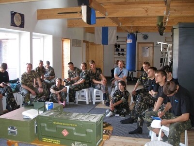 En esta imagen de 2006, jóvenes ucranianos miembros de la OUN-B –la ‎Organización de los Nacionalistas Ucranianos-Banderista– reciben un curso de sabotaje en una ‎base de la OTAN, en Estonia. El aprendizaje terminó con un homenaje a los soldados ‎alemanes, estonios y finlandeses que dieron sus vidas por el III Reich.