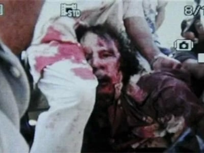 Estados Unidos asesinó al presidente iraquí Saddam Hussein y al Guía libio ‎Muammar el Kadhafi (en la foto) porque se atrevieron a cuestionar el predominio del dólar ‎estadounidense. Ambos líderes fueron asesinados y Estados Unidos saqueó los bancos centrales de sus países.