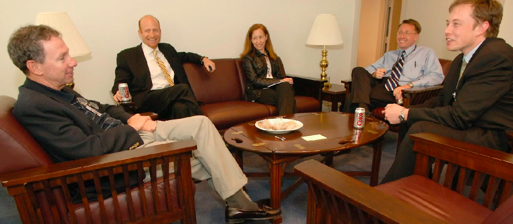 Michael Griffin, a la izquierda, se reúne con Musk, a la derecha, en 2005 en la sede de la NASA en DC. Renee Bouchard | NASA