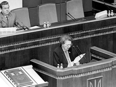 En 1998, Slava Stetsko, viuda de Yaroslav Stetsko, el primer ministro impuesto en Ucrania bajo ‎la ocupación nazi, abre la legislatura del parlamento ucraniano con un “¡Gloria a Ucrania!”… el grito de guerra de los banderistas. ‎Fuente: ABN